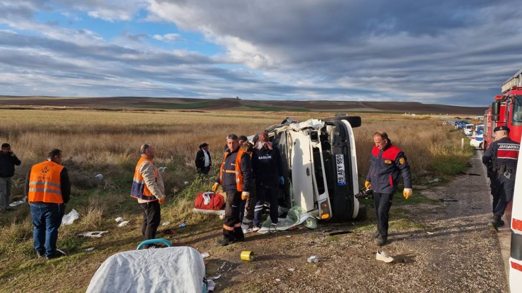 Çorum'da tarım işçilerini taşıyan minibüsle zift yüklü tanker çarpıştı: 1 ölü 18 yaralı 3